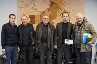 Ein Pritschenwagen aus Zwickau für Volodymyr - Von links: Andrij Gudim, stellvertretender Bürgermeister, Winfried Lerschner und Andreas Meister vom Förderverein, Bürgermeister Ihor Palyonka, Karl-Ernst Müller.
