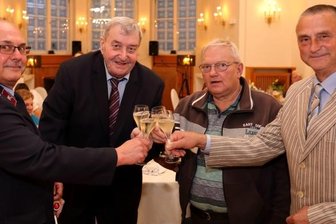 Ein Prosit aufs ehrenamtliche Engagement - Lutz Lorenz, Christian Bönhoff, Peter Friese und Reinhardt Pester (v. l.) erhielten nun die Ehrennadel "Schwarzenberger Edelweiß" 2020.