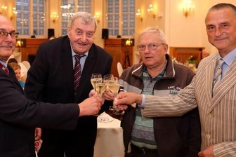 Ein Prosit aufs ehrenamtliche Engagement - Lutz Lorenz, Christian Bönhoff, Peter Friese und Reinhardt Pester (v. l.) erhielten nun die Ehrennadel "Schwarzenberger Edelweiß" 2020.