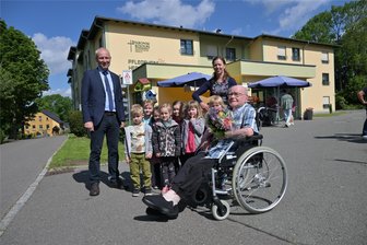 Ein Prost auf einen 100-Jährigen: Alfred Horbach feiert in Eibenstock besonderen Geburtstag - Alfred Horbach hat im Pflegeheim "Herbstsonne" in Eibenstock seinen 100. Geburtstag gefeiert. Kinder vom evangelischen Kindergarten sangen ein Ständchen und Bürgermeister Uwe Staab (links) gratulierte.