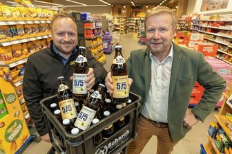 Ein Prost auf Falkenstein: Zum Stadtjubiläum fließt Festbier - Aufs Jubiläum 575 Jahre Stadt Falkenstein kann mit einem Hellen und mit Festbier angestoßen werden. Die besonderen Biere, die im Thüringer Vogtland extra für Falkenstein gebraut werden, gibt es in den Lebensmittelmärkten von Ronny Kadelke (links). DEr Lebensmittelhändler hatte zusammen mit Bürgermeister Marco Siegemund die Idee zu dem besonderen Gerstensaft.