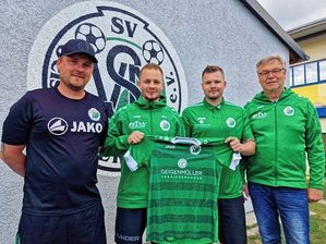 Ein Punkt und zwei Neue - Merkur-Trainer Kenny Häußler (links) und Präsident Jürgen Geigenmüller (rechts) freuen sich über die beiden Neuen, Jakob (Zweiter von links) und Manuel Strobel.