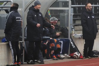 Ein Punktspiel vor der Winterpause: Trainerteam der Rochlitzer Fußballer wird ausgewechselt - BSC-Trainer Lars Berger (r.) und Co-Trainer Ronny Pohle (2. v. l.) wurden nach dem Spiel in Burgstädt von ihren Aufgaben freigestellt.