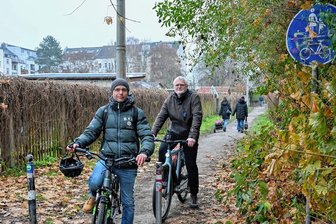 Ein Rabensteiner kämpft für freie Wege in Chemnitz - Auch dieser Weg, der die Erzberger- mit der Weststraße in Chemnitz verbindet, ist bislang nicht im Bestandsverzeichnis registriert. Würde er gesperrt, müssten Fußgänger und Radfahrer wie Ivo Partschefeld (links) und Olaf Nietzel einen beträchtlichen Umweg in Kauf nehmen. 