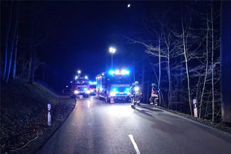 Ein rätselhafter Unfall in Augustusburg, ein verletzter Polizist und die Suche nach der Wahrheit - Eine Aufnahme des Feuerwehreinsatzes vom 20. März 2022. Vier Stunden lang suchten die Einsatzkräfte entlang der S 236 zwischen Erdmannsdorf und Augustusburg nach den Insassen eines verunglückten Skodas. Später fand die Polizei den mutmaßlichen Fahrer, der jetzt vor Gericht steht - aber nicht wegen des Unfalls.