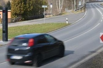 Ein Raser hatte 30 km/h zuviel - Fuß vom Gas: Blitzer auf der B 173 am Ortseingang in Halsbach in Richtung Naundorf.