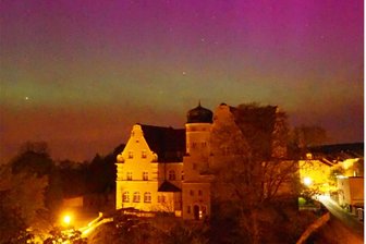 Ein Rathaus, das Billarden von Reichsmark kostete: Schönecker Verwaltungssitz wird 100 Jahre alt - Ein seltenes Naturschauspiel im Vogtland: Fast pünktlich zum 100-jährigen Jubiläum des Schönecker Rathaus zeigte sich das in neubarockem Stil gehaltene Gebäude auf dem „Balkon des Vogtlands“ im Mai 2024 im nächtlichen Schein der Polarlichter.