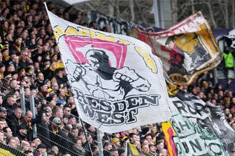 Ein Raub, ein Handgemenge und sieben Sachbeschädigungen: So fällt die Bilanz der Polizei zum Sachsenderby in Aue aus - Fans von Dynamo Dresden am Sonntag im Auer Erzgebirgsstadion: Die Partie gegen den FC Erzgebirge Aue hat die Polizei mit einem Großaufgebot abgesichert.