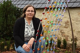 Ein Regenbogen aus Glasperlen: Grabanlage für Sternenkinder in Topfseifersdorf ist fertig - Die Regenbogen-Grabstätte als Anlage für Sternenkinder auf dem Friedhof Topfseifersdorf ist fertiggestellt. Andrea Schnabel und weitere Engagierte haben sich dafür eingesetzt.