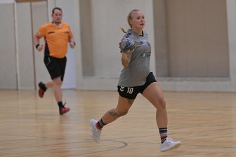 Ein Remis, zwei Wochen Pause – und jetzt ein Derby: Es bleibt schwer für Schneebergs Handball-Damen - Linda Leonhardt ging beim 20:20 (10:10) gegen Langenhessen/Crimmitschau mit gutem Beispiel voran und war mit acht Toren erfolgreichste Werferin ihres Teams. Allein sechsmal netzte sie vom Siebenmeterpunkt ein.