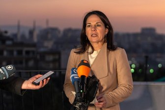 Ein richtiges Zeichen - Die deutsche Außenministerin Annalena Baerbock (Grüne) bei einer Pressekonferenz in Damaskus.