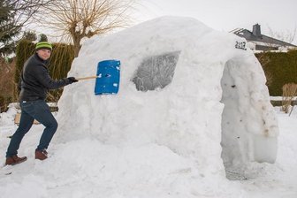 Ein Riesen-Iglu mit Eisfenster - 