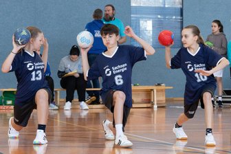 „Ein riesiger Auftrag für unsere kleine Stadt“: Wie ein Sportevent in Klingenthal Kinder stark machen soll - Die D-Jugend des HV 90 Klingenthal bereit sich auf die nächsten Aufgaben vor.