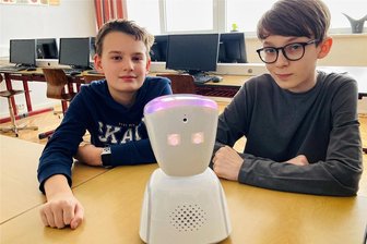 Ein Roboter im Klassenzimmer? Diese Schule im Erzgebirge ist einer der Vorreiter für die Avatar-Technik - Vincent Espig (r.) und Benjamin Fitzthum haben den neuen „Mitschüler“ auf Herz und Nieren getestet. An der evangelischen Oberschule Schneeberg kommt neuerdings ein Avatar-Roboter zum Einsatz.