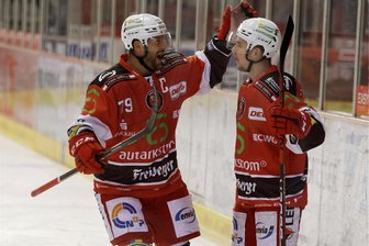 Ein Rohdiamant für die Eispiraten: Warum Trainer Jussi Tuores so große Stücke auf Stürmer Justin Büsing hält - Justin Büsing (rechts) bekommt Glückwünsche von Kapitän Mario Scalzo zu seinem perfekten Start in Crimmitschau.