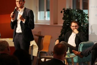Ein Roman rührt an den Wunden der ostdeutschen Seele - Thomas Arnold von der Katholischen Akademie begrüßte am Sonntag im Breuergymnasium in Zwickau den Autor Lukas Rietzschel, ZDF-Chefredakteur Peter Frey und Bürgerrechtler Frank Richter (von links).