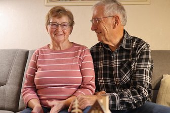 Ein „Rudel Wölffe“ in Zwickau: Heinz und Gitta verraten das Geheimnis ihres 60-jährigen Eheglücks - Auf der Couch zu Hause in der Marienthaler Julius-Seifert-Straße: Heinz und Gitta Wolff sind für über Achtzigjährige noch ganz schön agil und beweglich.