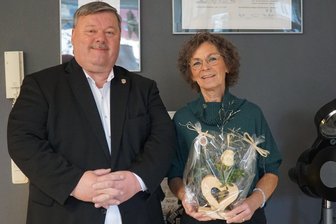 Ein Ruhrpott-Original feiert 25 Jahre am Werdauer Markt - Oberbürgermeister Sören Kristensen übergab als Zeichen der Wertschätzung das „Werdauer Herz“.