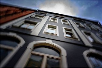 Ein Säugling fällt aus dem Fenster - Der Tatort in Auerbach. Die Mutter hielt ihren Säugling unter den Achseln aus dem Fenster. Wie Michael Jackson vor vielen Jahren, sagt eine Zeugin.