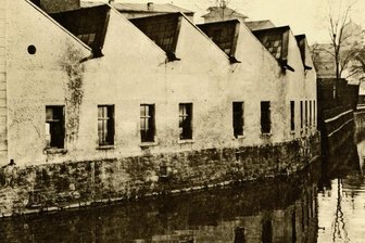 Ein Sägezahndach am Fluss - Nach dieser historischen Ansicht vom Chemnitzufer wurde diesmal gefragt. 