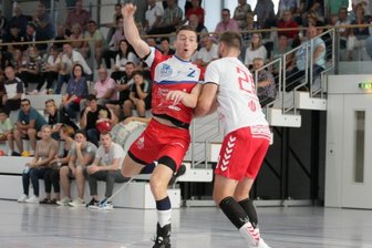Ein Saisonstart zum Vergessen - Rückraumspieler Sebastian Poppitz (links) und seine Mitspieler des HC Glauchau/Meerane gingen zum Saisonauftakt gegen den HC Einheit Plauen nach enttäuschender Leistung leer aus.