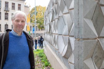 Ein Schatz, den kaum einer kennt: Warum diese Mauer in Plauen etwas ganz Besonderes ist - Restaurator Michael Eilenberger an der aus Betonformsteinen nach Adler und Kracht gestalteten Sichtschutzwand auf dem Grundstück Friedensstraße 10.