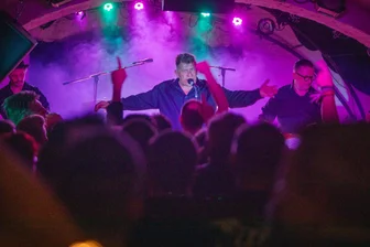 Ein Schiff geht auf die Reise: Begeisterung beim Konzert mit „Die Art“ in Plauen - Eng, laut, schweißtreibend: „Die Art“ begeisterten am Freitagabend im Malzhaus in Plauen.