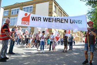 „Ein Schlag ins Gesicht für uns alle“ - Penig kämpft am 1. Mai gegen das Aus für die Papierfabrik - Nach der Kundgebung am 1. Mai vor der Papierfabrik in Penig gab es noch einen Protestzug bis zum Marktplatz.