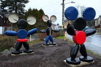 Ein Schlitzohr namens Mortimer: Das neue Kunstwerk von Jan Kummer am Purple Path - Die Skulptur „Heimat Ensemble II“ von Jan Kummer in Gersdorf.