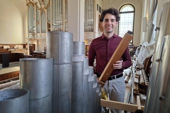 Ein Schloss, ein Lkw, 1000 Pfeifen: Augustusburgs Klangabenteuer wird Millimetersache - Kirchenmusiker Pascal Kaufmann (Foto) freut sich über den Baufortschritt der 360-Grad-Klangwelt in Augustusburg.