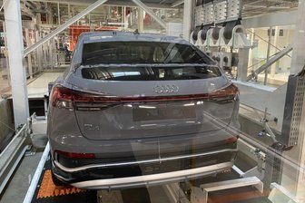 „Ein schmerzhafter Kompromiss“: Wie die Wirtschaft in der Region Zwickau die Einigung im Zollstreit mit den USA bewertet - 10.000 der jährlich in Zwickau gefertigten Audi Q4 E-tron sind für den US-Markt bestimmt.