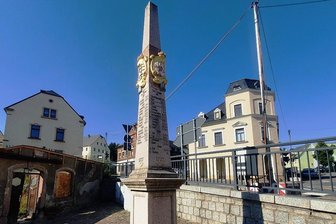 Ein Schmuckstück für Zschopaus Stadteingang: Postsäule oder Schrottkunst? - Die Postdistanzsäule am Schillerplatz in Zschopau ist die Nachbildung einer Säule aus dem Jahr 1727.