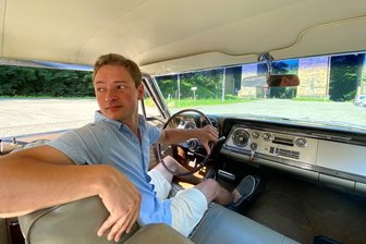 Ein Schönbacher lebt seinen Kindheitstraum: „In diesem Auto kriegst du den Kopf frei“ - Einparken an der Göltzschtalbrücke. Felix Burghardt in seinem Oldsmobile Delta 88 Holiday Coupe. Der Oldtimer-Fan kennt weit und breit kein weiteres Modell dieses Schlittens von General Motors. Wenn der Agrarwirtschafter mit dem Straßenkreuzer auf Oldtimerfreffen wie dem in Kirchberg auftaucht, ist der Wagen stets dicht umringt.