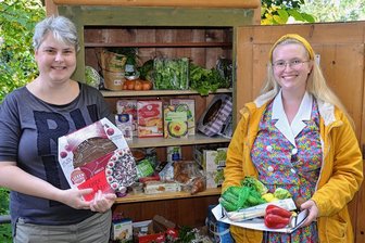 Ein Schrank am Lichtspielhaus in Glauchau: Essen retten, Essen teilen - Britta Langer (l.) kommt regelmäßig zum "Gelben Fairteiler". Initiiert hat das Projekt die Studentin Emmeli Krause, rechts im Bild.