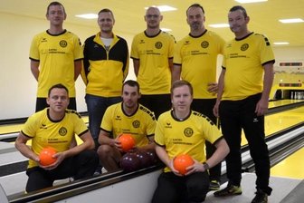 Ein Schritt in die richtige Richtung - Sie wollen ganz oben mitspielen: Christian Steiner (hinten links), Thomas Müller, Martin Hamann, Nico schädlich, Chris Ehrhardt, Lars Stock (vorne links), Tobias Rössel und Sven Schneider.