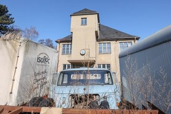Ein Schritt zurück für die Zukunft - Das Gelände des alten Schleifmaschinenwerkes in Hartmannsdorf liegt seit Jahrzehnten brach. Zeitweise wurden Teile von Werkhallen und ehemaligen Bürogebäuden als Jugendklub und Vereinsdomizile genutzt. 
