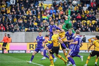 Ein Schubser entscheidet das Sachsenderby zwischen Dresden und Aue - Vor beiden Toren war im Sachsenderby der 3. Liga zwischen Dresden und Aue einiges los, hier klärt FC-Erzgebirge-Keeper Martin Männel.