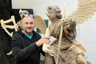 Ein Schwarzenberger verleiht alten Engeln neue Flügel - Mit einem Engel auf Tuchfühlung: Holzbildhauer Peter-Paul Brockhage an einer restaurierten Figur aus Wengelsdorf. Nach der Farbgebung werden sich alte und neue Teile nicht mehr voneinander abheben. 