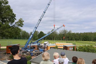 Ein schwebender Sanitärtrakt im Erzgebirge - Freizeitzentrum erhält neues Objektteil - Die Kinder des Evangelischen Schulzentrums Muldental aus Grimma waren von dem schwebenden Sanitärtrakt begeistert.