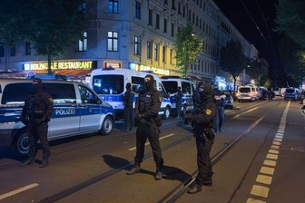 Ein Schwerverletzter auf Eisenbahnstraße in Leipzig - Zu der Maßnahme machte die Polizei zunächst keine Angaben.