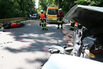 Bei einer Kollision wurde ein Motorradfahrer schwer verletzt.