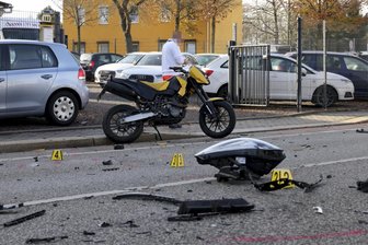 Ein Schwerverletzter nach heftigem Crash in Chemnitz - Heftiger Unfall mit Motorradfahrer auf der Limbacher Straße am Mittwochvormittag.