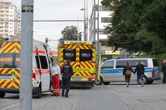 Ein Schwerverletzter nach Schlägerei in Chemnitz - Am Samstag gegen 18 Uhr rückten Rettungskräfte zum Stadthallenpark nahe der Brückenstraße aus.