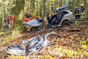 Ein Schwerverletzter: Straße im Erzgebirge nach Unfall stundenlang gesperrt - Der Skoda, nachdem die Feuerwehrleute den eingeklemmten Fahrer aus dem Auto befreit hatten. 