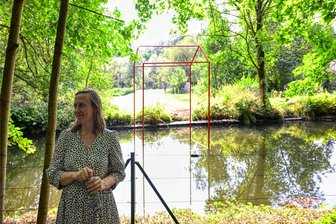 Ein schwimmendes Zuhause in Braunsdorf bei Chemnitz - Die in Stralsund geborene, in Berlin lebende Künstlerin Karolin Schwab hat ein ähnliches Objekt bereits in Dänemark realisiert, in Braunsdorf aber einen besonders schönen Ort für ihr „schwimmendes Zuhause“ gefunden.