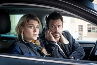 Ein seltsames Völkchen: Warum der erste ZDF-Erzgebirgskrimi ein Quotenrenner und ein Ärgernis zugleich war - Kommissare auf Beobachtungsposten: Karina Szabo (Lara Mandoki) und Ralf Adam (Stephan Luca).