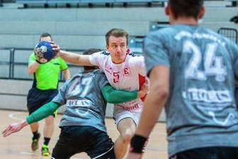 Ein Sieg für die Geschichtsbücher - Kevin Model (am Ball, Foto aus einem Spiel im Dezember) netzte am Sonntag in Leipzig zehnmal für den HC Einheit Plauen ein. Für die Vogtländer war es der 19. Sieg im 19. Saisonspiel der Handball-Sachsenliga.