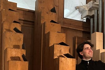 „Ein Signal war mir zu wenig“: Warum Pascal Kaufmann Musik für die Drahtseilbahn in Augustusburg komponiert hat - „Himmelwärts“ heißt das Stück, das Pascal Kaufmann, hier im Orgelraum der Stadtkirche, für die Drahtseilbahn komponiert hat.