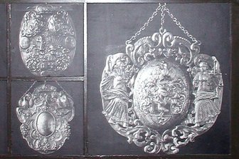 Ein Silberschatz verschwindet spurlos - Diese Aufnahmen der Schützenschilder stammen von einer Schautafel, die bis 1945 neben den Ausstellungsstücken stand.