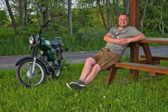 Ein Simme-Lied, purzelnde Kilos und ein Baby: Gute Nachrichten aus Mittelsachsen - Martin Fischer hat für sein Lied „Mit fahr'n Simme“ die passende Simson gefunden.